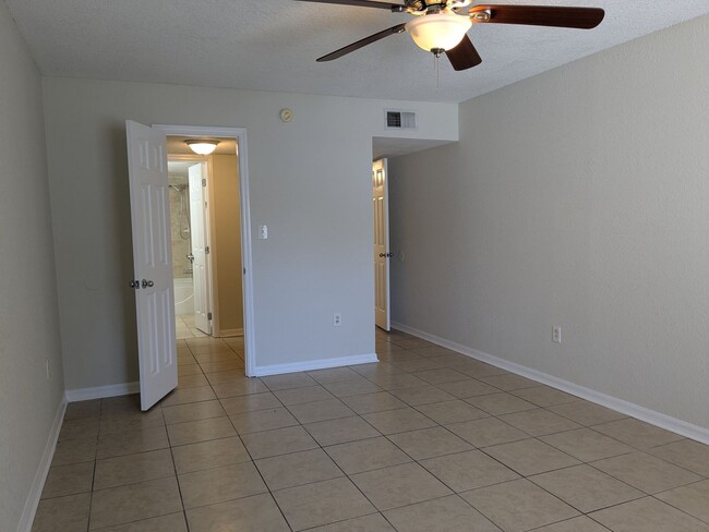 Building Photo - First Floor 1 Bedroom, 1 Bathroom Condo in...