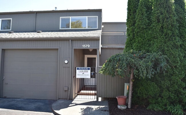 Building Photo - 1579 NW Eastbrook Ct