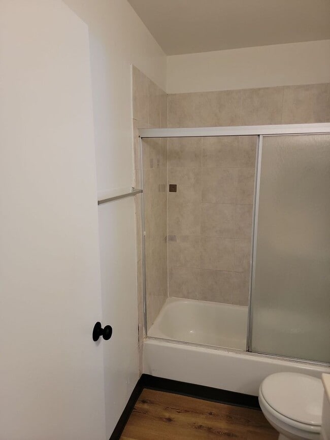 Building Photo - Popular Townhouse - All-Gas Appliances