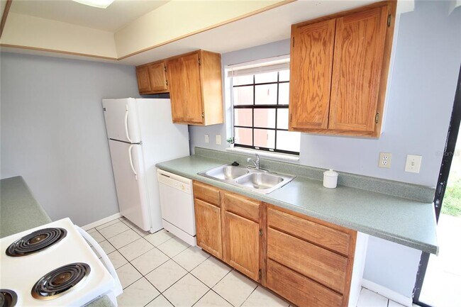 Building Photo - 3283 Oak Lake Pl