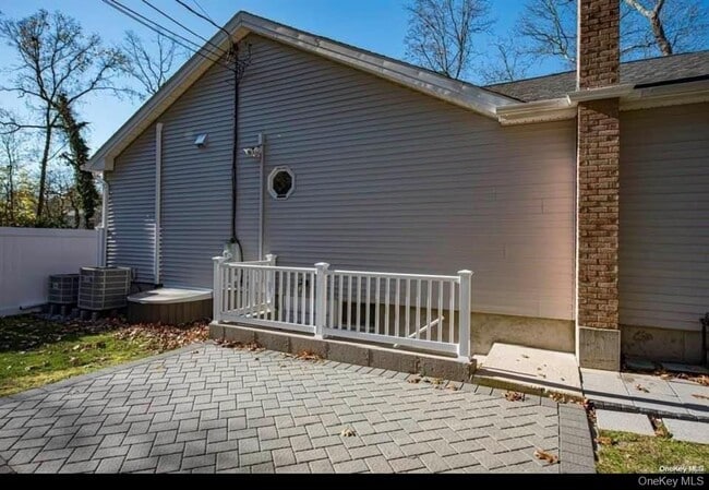 Building Photo - 16 Wildwood St