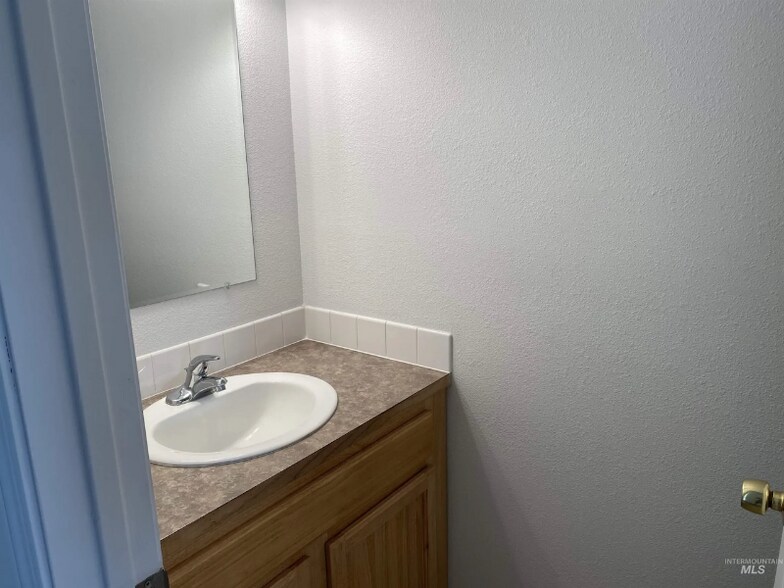 Building Photo - 116-118 NE Lotus Ct
