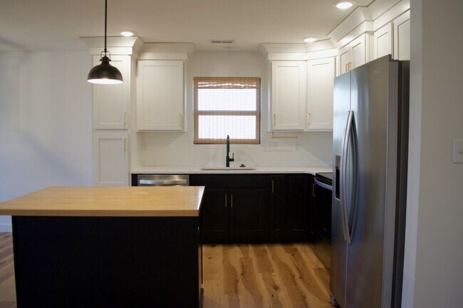 Building Photo - Modern 3 Bed 2 Bath House in Willow Falls!