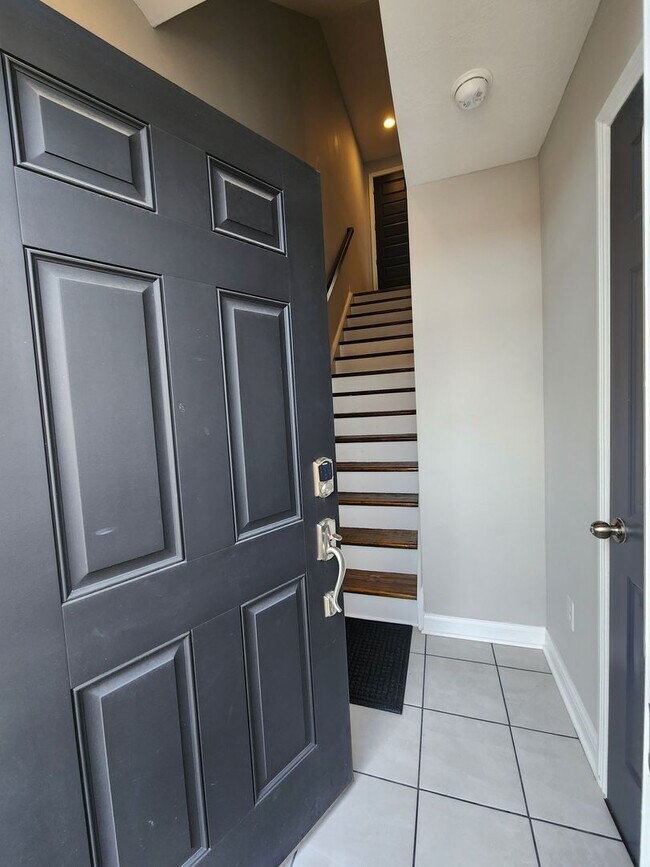 Building Photo - Deluxe Condo  In Center Street Townes Springfield, OH