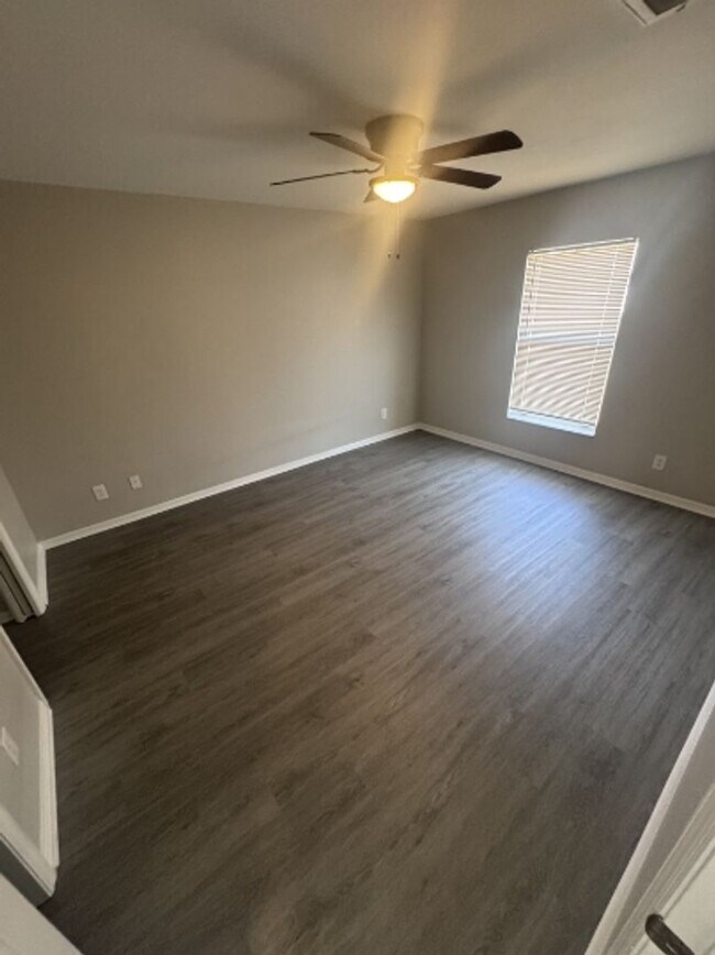 Building Photo - 2412 Vernon Ave S