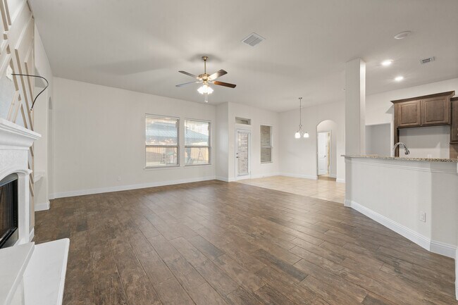 Building Photo - 105 Live Oak Dr