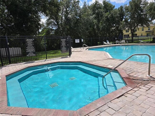 Building Photo - Beautiful End-Unit Townhome in Gated Eilan...