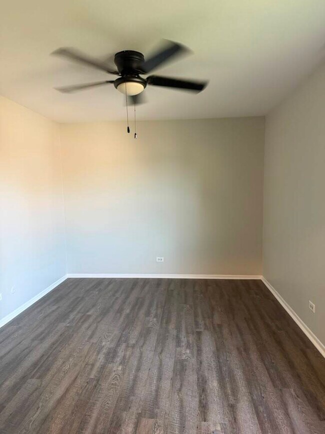 Building Photo - 302 Creekside Dr