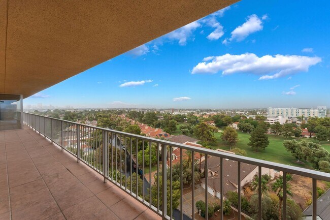 Primary Photo - Luxury High-Rise Living with Views!