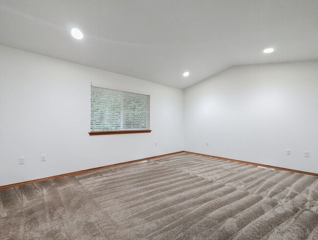 Building Photo - **Move-in Special!!!** Spacious 4 bd, 2.5 ba with 2 car garage and fenced yard!