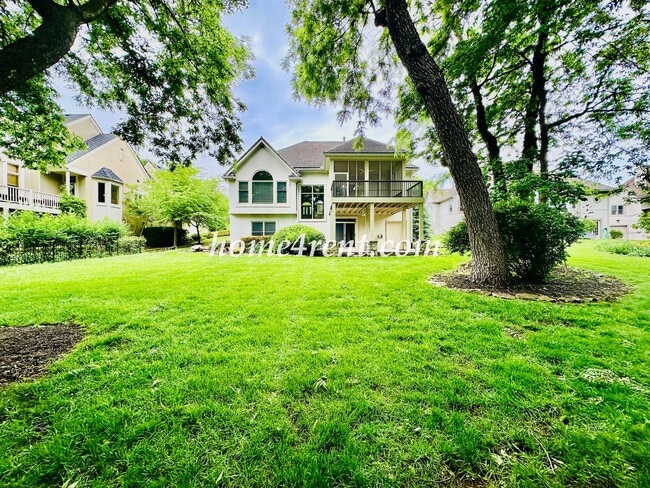 Building Photo - Exceptional 1.5 Story Home in the Prestigious Loch Lloyd Community!