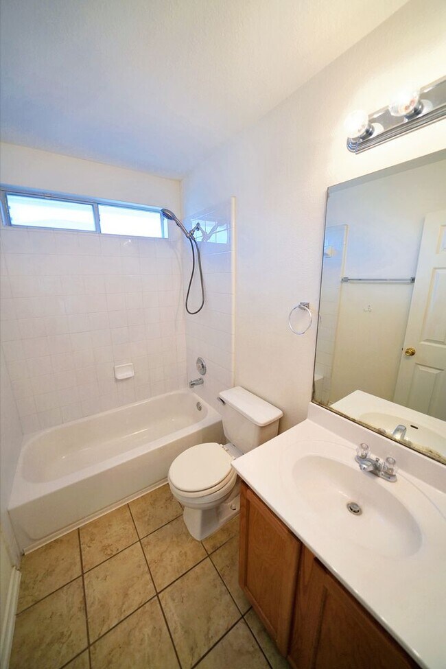 Building Photo - Lovely Home in Gated Universal City Neighb...