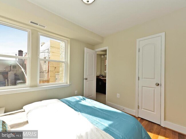 Building Photo - 417 18th St NE