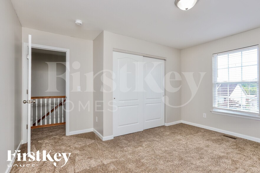 Building Photo - 107 Trailing Oak Ct