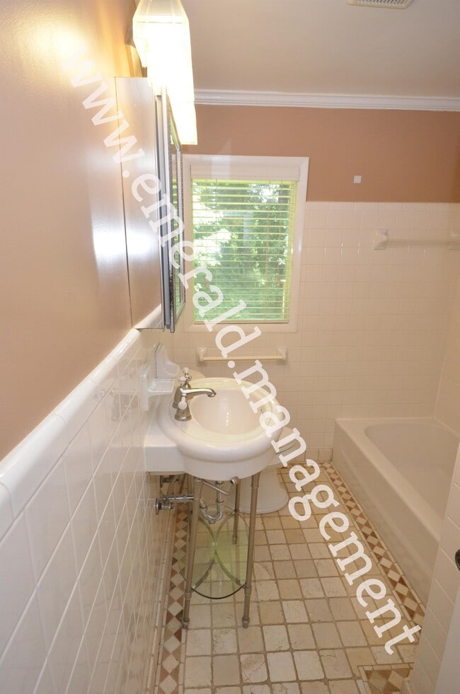 Building Photo - 2644 Harrington Dr