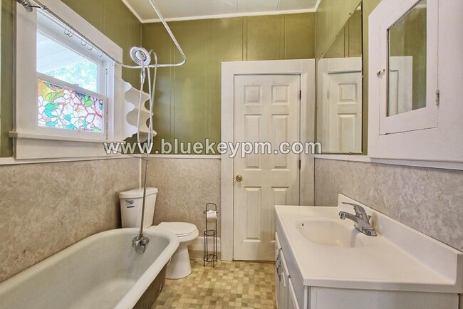 Building Photo - 3 bed, 1 bath Home w/ Easy Freeway Access Near Washington Elem School