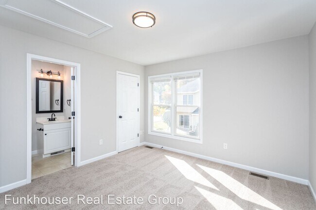 Building Photo - 2 br, 2.5 bath House - 835 Camelot Lane