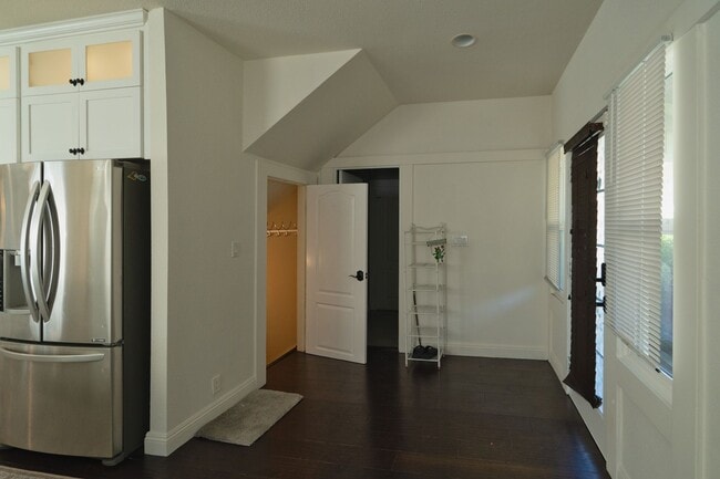 Building Photo - 6407 Dix St