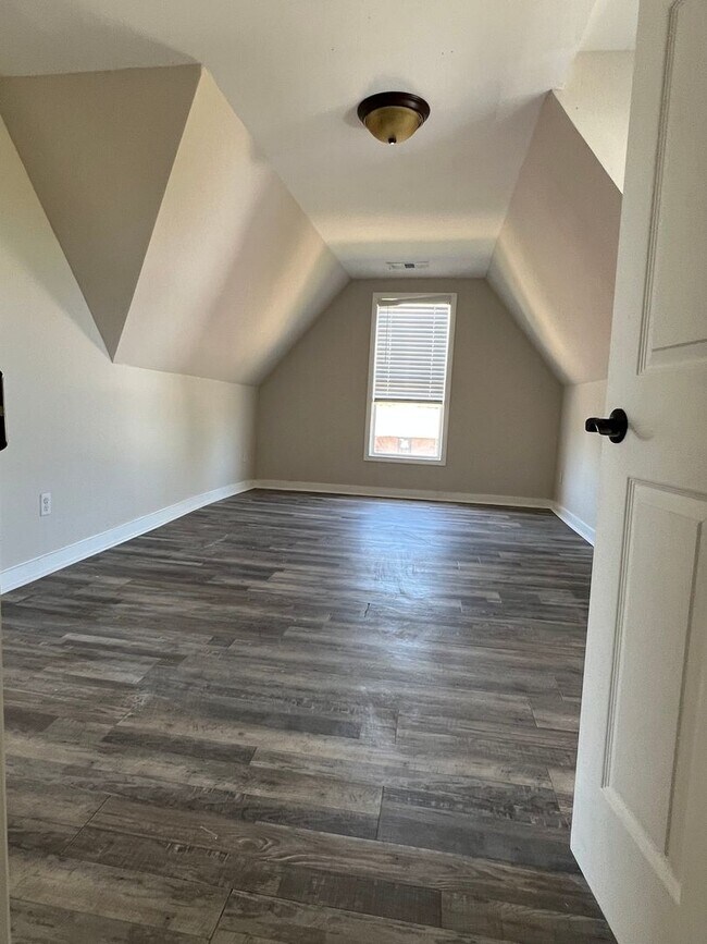 Building Photo - 908 N Main St