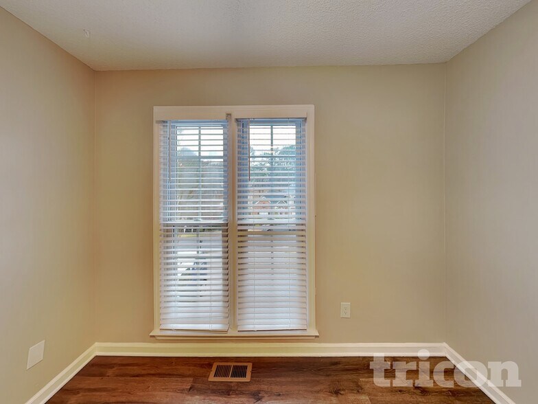 Building Photo - 703 Players Ct