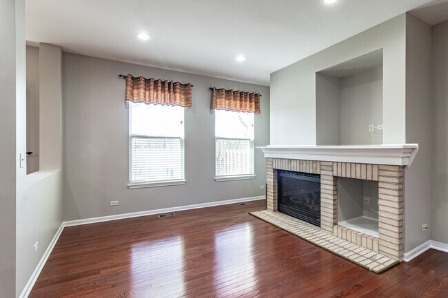 Building Photo - 1858 Crenshaw Cir