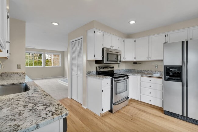 Building Photo - Spacious 3BR Home w/ Large Fenced Yard in Prime Woodinville Location