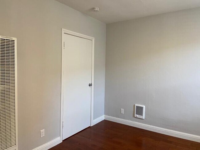 Building Photo - 1 bedroom in San Francisco CA 94112