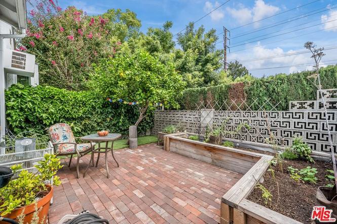 Private yard - 1225 N Hollywood Way