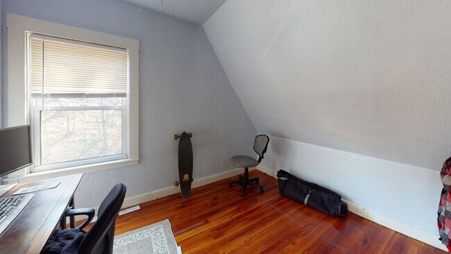 Building Photo - 5 bed 2 bath unit in Brookline.... Rare 3 parking included... Rare pricing.. Don't miss out!