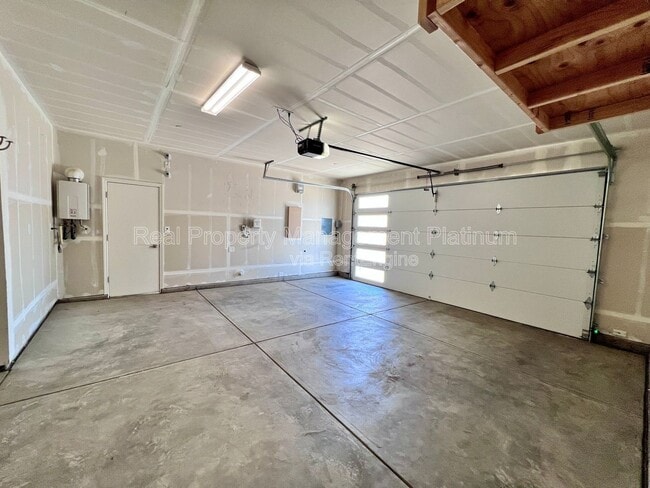 Building Photo - 2038 N Perry Ln