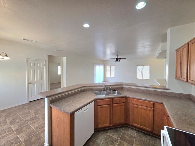 Building Photo - 609 W Rio Vista Ln