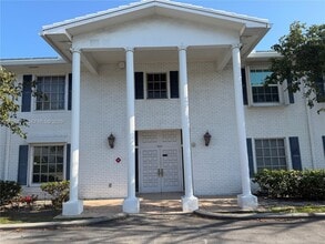 Building Photo - 2200 NE 66th St