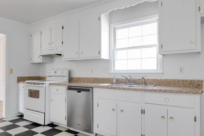 Building Photo - Beautiful Brick Ranch Available For Rent - Pets are welcome!!!