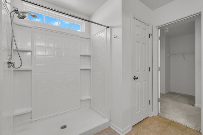 Building Photo - 3 Bedroom 2.5 bath home with 2 car garage located in Shadow Moss