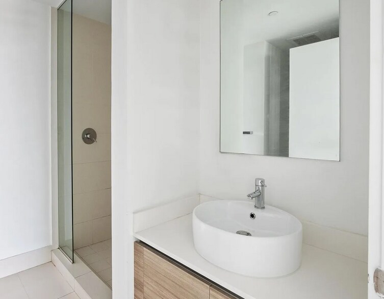 Building Photo - 121 NE 34th St