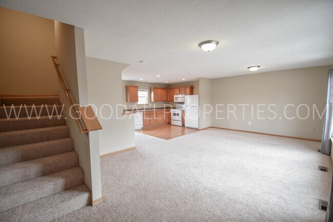 Building Photo - Spacious 2-Bedroom Urbandale Townhome with 2-Car Garage