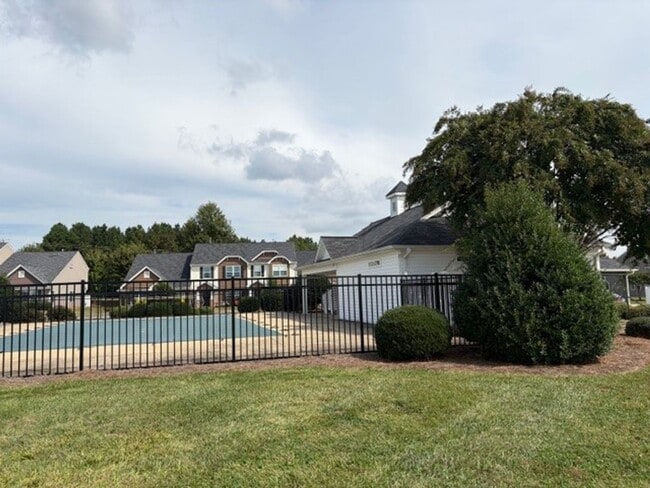 Building Photo - ~~ Luxurious End Unit 3-bedroom Townhome ~~
