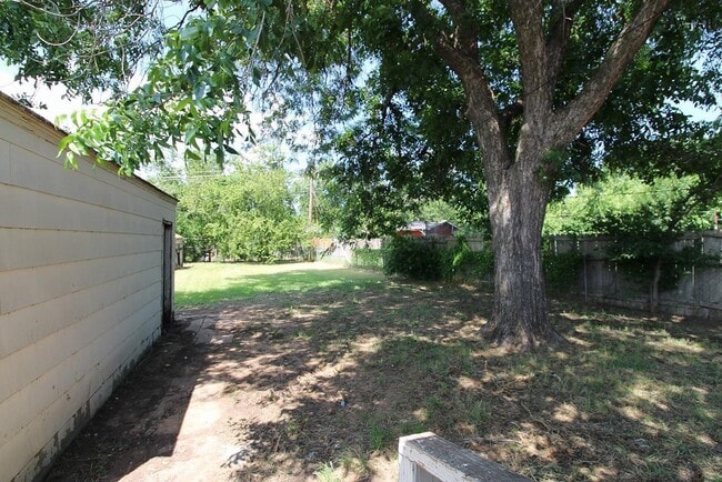 Building Photo - 1640 Hawes Ave