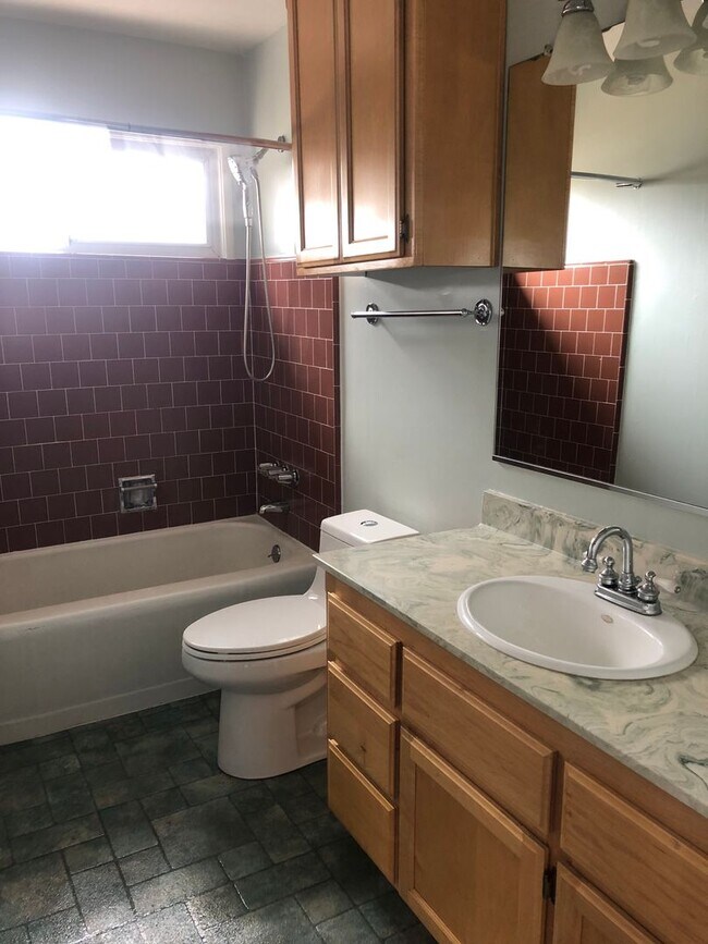 Building Photo - Charming Home w/ Large Yard - Available SOON