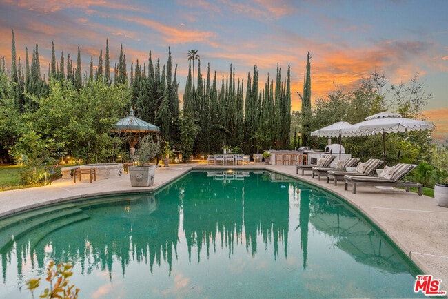 Building Photo - 18875 Pasadero Dr