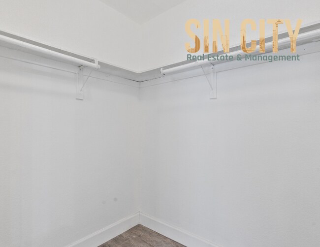 Building Photo - "Spacious 2-Bed, 2-Bath Condo Retreat on W...