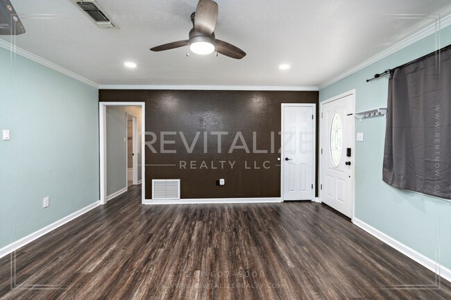 Building Photo - Charming 3 Bedroom/2 Bathroom Home in Sara...