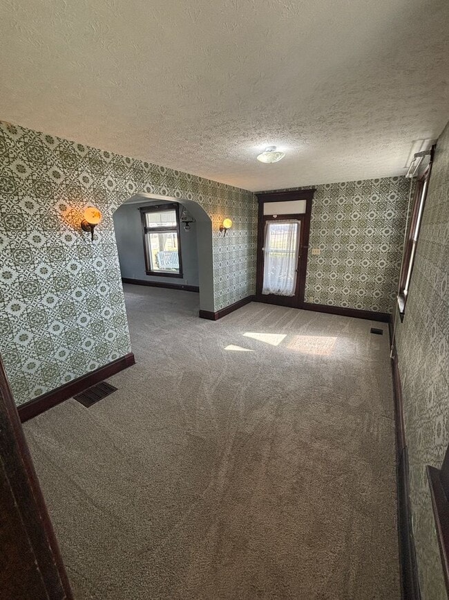 Building Photo - 4 Bedroom, 2 Bathroom House