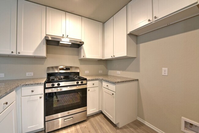 Building Photo - NEAR GOLF COURSE  |  3 BEDROOMS  |  2 BATH...