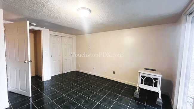 Building Photo - Large 2 Bed / 1 Bonus Room in the Brooklyn Neighborhood off SE Milwaukie Ave.