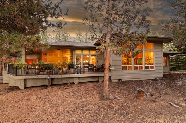 Building Photo - Move in special $1000 off first months rent / Gated Community in Awbrey Glen