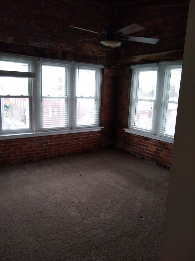 Building Photo - 603 E Colonial Ave