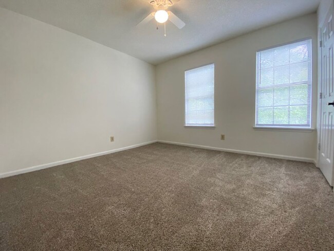 Building Photo - Quiet Neighborhood  3 bedroom, 2 bath, 1 c...