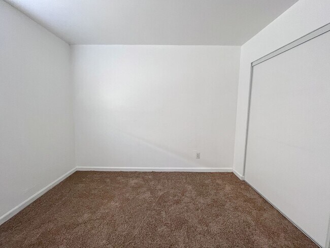 Building Photo - Remodeled 2 Bedroom and 1 Bath Unit Near E...