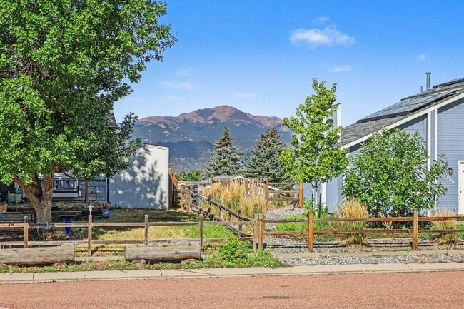 Building Photo - 3 bedroom, 2 car garage, fenced yard, updated and clean!